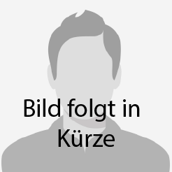 Junge Frau mit langen, schwarzen Haaren und lila Strähnen, lächelnd in Jeansjacke.