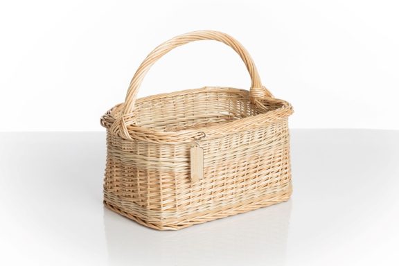 Kleine geflochtene Korb aus Rattan mit einem geschwungenen Henkel.