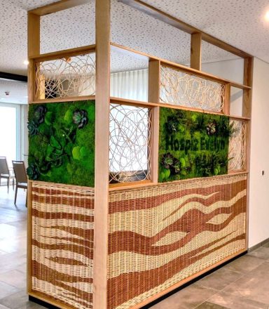 Moderner Raumteiler mit natürlichen Materialien und kreativem Design.