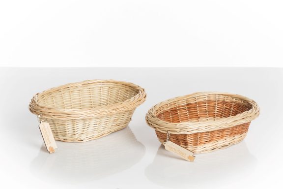 Zwei ovale Korbwaren in hellen und dunklen Farbtönen auf einem weißen Hintergrund.