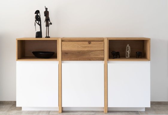 Ein modernes Sideboard aus Holz mit offenen und geschlossenen Fächern.