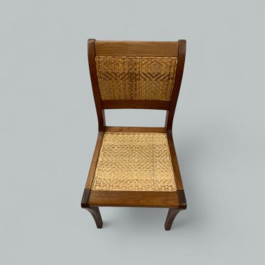 Holzstuhl mit geflochtenem Sitz und Rückenlehne, minimalistisches Design.