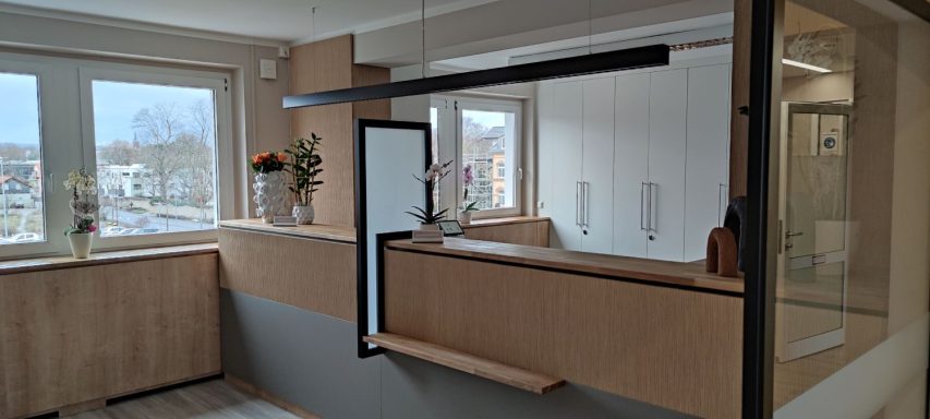 Moderne Rezeption und großen Fenstern für natürliches Licht.